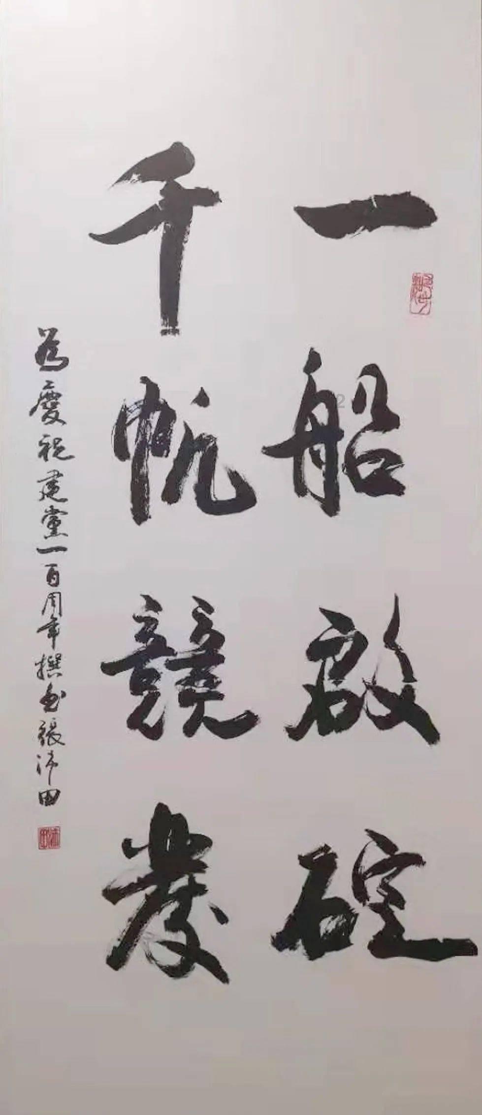 消防员演习结束后，遭“小孩姐们”围住塞水，太暖心了！
